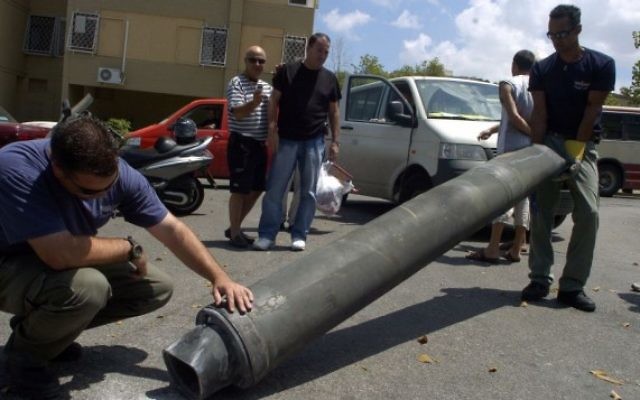 Des experts en explosifs israéliens inspectent une roquette du Hezbollah après son atterrissage à Haïfa, dans le nord d'Israël, le 9 août 2006. (Crédit : Max Yelinson/Flash90) Des experts en explosifs israéliens inspectent une roquette du Hezbollah après son atterrissage à Haïfa, dans le nord d'Israël, le 9 août 2006. (Crédit : Max Yelinson/Flash90)