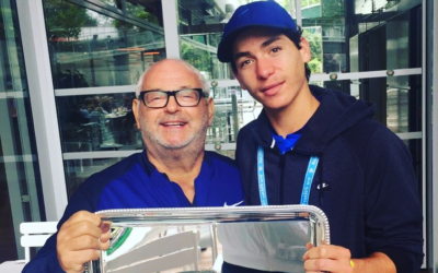 Yishai Oliel (à dr.) tient son trophée de Roland Garros, avec David Coffer, fondateur de la David Squad. (Crédits : autorisation de la David Squad)