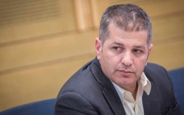 Le député du Likud Yoav Kisch pendant une réunion de commission à la Knesset, le 14  juin 2016. (Crédit : Hadas Parush/Flash90)