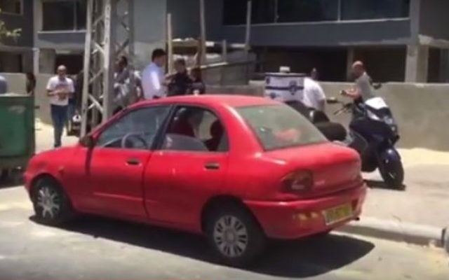 Photo d'illustration d'une voiture dans laquelle un enfant était mort du fait de la chaleur, fin mai 2016, à Ashdod (Crédit : capture d'écran YouTube/MDA) Photo d'illustration d'une voiture dans laquelle un enfant était mort du fait de la chaleur, fin mai 2016, à Ashdod (Crédit : capture d'écran YouTube/MDA)