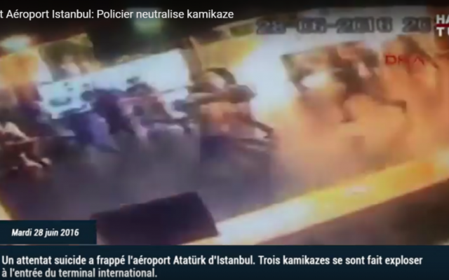 Les caméras de surveillance de l'aéroport Atatürk ont filmé en direct les attentats. Sur cette image, des gens courent alors qu'une bombe vient d'exploser, ce qui explique la couleur orangée sur la droite (Crédit : capture d'écran YouTube) Les caméras de surveillance de l'aéroport Atatürk ont filmé en direct les attentats. Sur cette image, des gens courent alors qu'une bombe vient d'exploser, ce qui explique la couleur orangée sur la droite (Crédit : capture d'écran YouTube)
