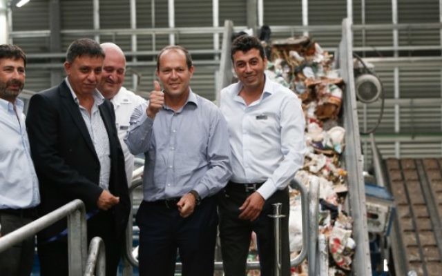 Le maire de Jérusalem Nir Barkat  et le ministre de la protection de l'environnement d'alors Avi Gabbay (deuxième à gauche)  lors de la cérémonie d'ouverture de l'usine de recyclage Greenet dans la zone industrielle d'Atarot, au nord de Jérusalem, le 16 juin 2015  (Photo: Yonatan Sindel / Flash90)