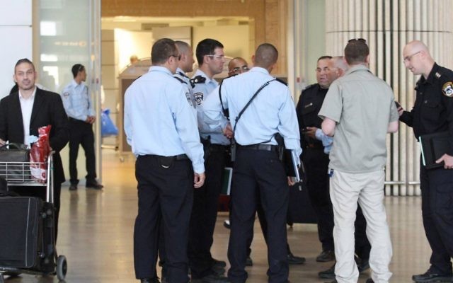 Des responsables de la sécurité à l'aéroport international Ben Gurion (Crédit : Meir Partush/Flash90)
