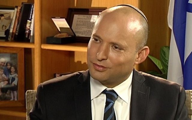 Naftali Bennett, ministre de l'Education et président du parti HaBayit HaYehudi, pendant l'émission "Rencontre avec la presse" de la Deuxième chaîne, le 4 juin 2016. (Crédit : capture d'écran Deuxième chaîne)