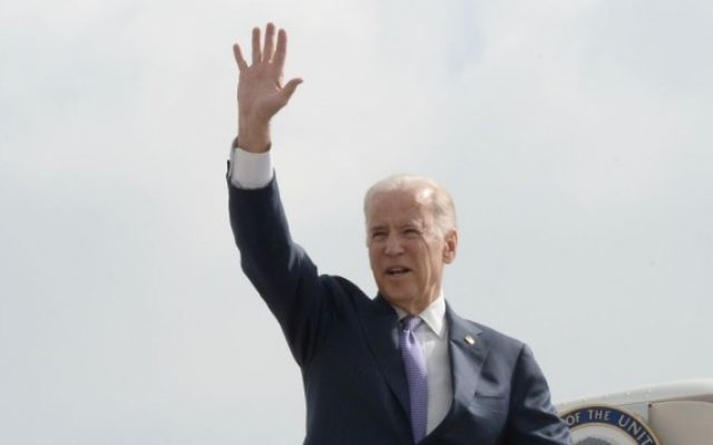 Le vice-président américain Joe Biden dit au revoir alors qu'il monte dans l'Air Force 2 à l'aéroport Ben Gourion en route pour Amman, le 10 mars 2016 (Crédit : Matty Stern / Ambassade américaine Tel Aviv) Le vice-président américain Joe Biden dit au revoir alors qu'il monte dans l'Air Force 2 à l'aéroport Ben Gourion en route pour Amman, le 10 mars 2016 (Crédit : Matty Stern / Ambassade américaine Tel Aviv)