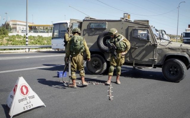 L'armée israélienne a mis en place un checkpoint à l'entrée d'implantation de Kiryat Arba en Cisjordanie le 30 juin2016, après qu'un adolescent palestinien y ait poignardé et tué un jeune Israélienne de 13 ans. (Crédit photo: Wisam Haslamoun / Flash90) L'armée israélienne a mis en place un checkpoint à l'entrée d'implantation de Kiryat Arba en Cisjordanie le 30 juin2016, après qu'un adolescent palestinien y ait poignardé et tué un jeune Israélienne de 13 ans. (Crédit photo: Wisam Haslamoun / Flash90)