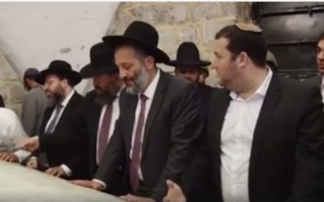 Le ministre de l'Intérieur Aryeh Deri prie au Tombeau de Joseph, lieu saint juif situé à Naplouse, en Cisjordanie, le 1er juin 2016. (Crédit : capture d'écran Facebook)