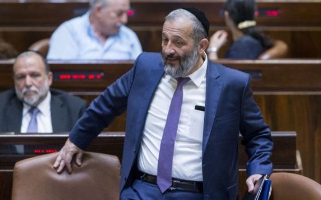 Le ministre de l'Intérieur Aryeh Deri arrive à une session spéciale de la Knesset pour Yom Yeroushalayim, le 1er juin 2016. (Crédit : Yonatan Sindel/Flash90)