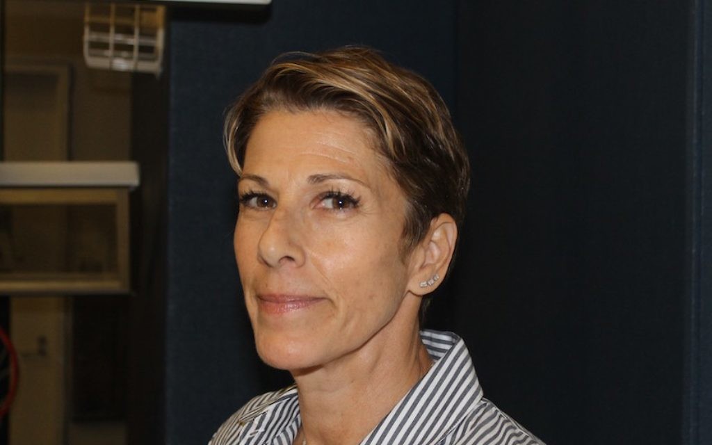 Eve Goldberg, dont le fils est mort d'une overdose aux opioïdes en 2013 à 23 ans, dirige maintenant une association en sa mémoire qui cherche à créer une communauté de jeunes adultes anciens toxicomanes. (Crédit : Ben Sales) Eve Goldberg, dont le fils est mort d'une overdose aux opioïdes en 2013 à 23 ans, dirige maintenant une association en sa mémoire qui cherche à créer une communauté de jeunes adultes anciens toxicomanes. (Crédit : Ben Sales)
