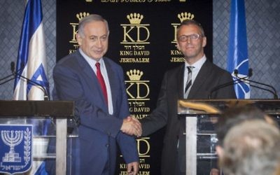 Le Premier ministre Benjamin Netanyahu (à gauche) et l'ambassadeur du Danemark en Israël, Jesper Vahr, qui est également le point de liaison de l'OTAN dans le pays, pendant une rencontre avec les ambassadeurs des pays membres de l'OTAN, à Jérusalem, le 14 juin 2016. (Crédit : Miriam Alster/FLASH90)