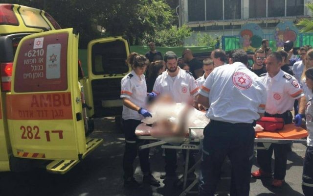 Un garçon de 14 ans se fait évacuer vers l'hôpital après avoir été blessé par un pétard, à l'extérieur d'une école maternelle de Tel Aviv, le 8 juin 2016 (Crédit : Moshiko Moskowitz/MDA)