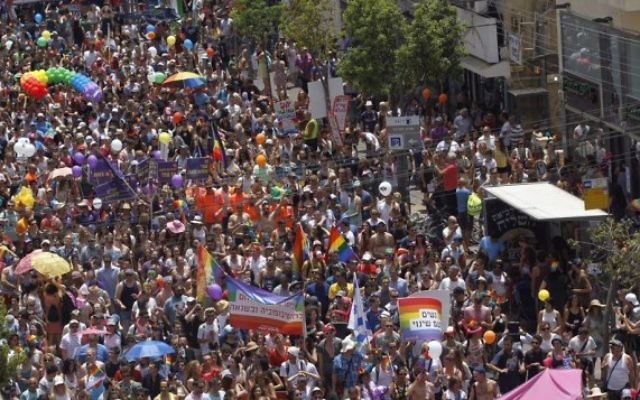 Environ 200 000 personnes ont participé à la Gay Pride annuelle à Tel Aviv, le 3 juin 2016. (Crédit : Miriam Alster/Flash90)