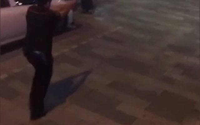Le garde de sécurité A. poursuivant un terroriste au marché de Sarona de Tel Aviv, le 8 juin 2016. Image tirée d'une vidéo prise par un passant. (Crédit : capture d'écran Ynet) Le garde de sécurité A. poursuivant un terroriste au marché de Sarona de Tel Aviv, le 8 juin 2016. Image tirée d'une vidéo prise par un passant. (Crédit : capture d'écran Ynet)