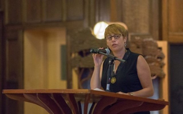 Idit Klein, directrice exécutive de Keshet, association de Boston pour les juifs LGBTQ et leurs alliés, le 9 septembre 2015. (Crédit : Elan Kawesch/The Times of Israel)