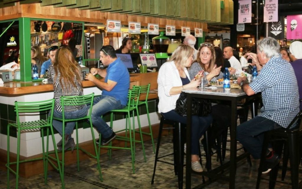 Une vue du marché couvert de Sarona à Tel Aviv. (Crédits : Shmuel Bar-Am)
