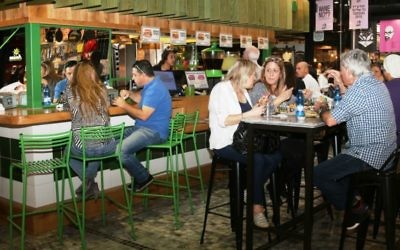 Une vue du marché couvert de Sarona à Tel Aviv. (Crédits : Shmuel Bar-Am)