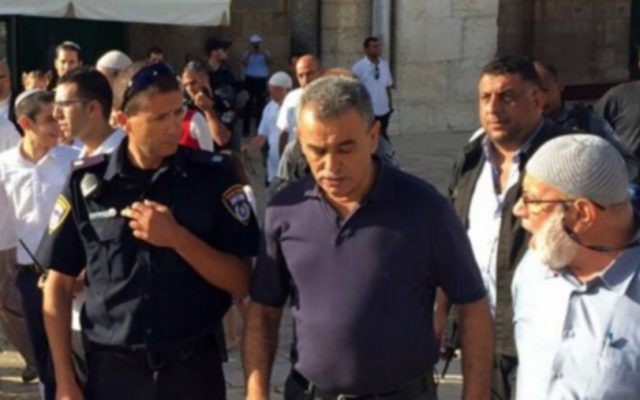 Le député Jamal Zahalka, au centre, sur le mont du Temple de la Vieille Ville de Jérusalem, le 29 septembre 2015. (Crédit : Liste arabe unie) Le député Jamal Zahalka, au centre, sur le mont du Temple de la Vieille Ville de Jérusalem, le 29 septembre 2015. (Crédit : Liste arabe unie)