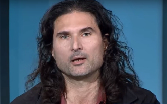 James Sears est le rédacteur en chef de Your Ward News, que la poste canadienne va arrêter de livrer du fait de l'antisémitisme de la publication (Crédit : Capture d'écran YouTube)