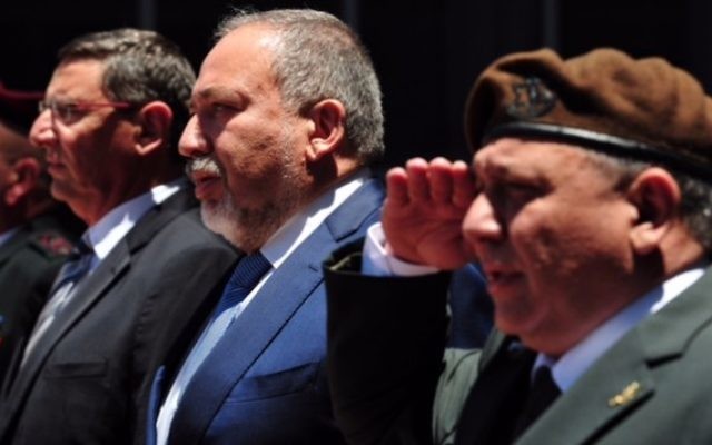 Le nouveau ministre de la Défense Avigdor Liberman aux côtés du chef d'Etat-major Gadi Eizenkot pendant la cérémonie d'accueil de Liberman au ministère, à Tel Aviv, le 31 mai 2016. (Crédit : Ariel Harmoni/ministère de la Défense) Le nouveau ministre de la Défense Avigdor Liberman aux côtés du chef d'Etat-major Gadi Eizenkot pendant la cérémonie d'accueil de Liberman au ministère, à Tel Aviv, le 31 mai 2016. (Crédit : Ariel Harmoni/ministère de la Défense)