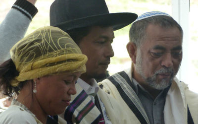 Certains des juifs par choix de Madagascar voient la pratique du judaïsme comme un retour à leurs racines et un renversement des derniers vestiges du colonialisme. (Crédit : Deborah Josefson)