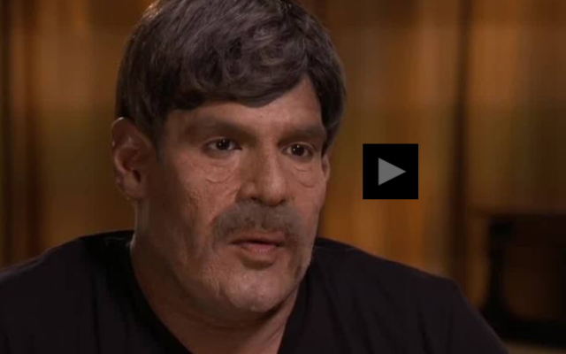Un homme qui affirme être l'ancien amant d'Omar Mateen, qui a tué 49 personnes dans un club gay d'Orlando. (Crédit : capture d'écran Univision) Un homme qui affirme être l'ancien amant d'Omar Mateen, qui a tué 49 personnes dans un club gay d'Orlando. (Crédit : capture d'écran Univision)