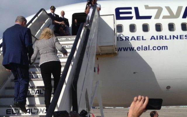 Le Premier ministre Benjamin Netanyahu et son épouse Sara embarquent à bord d'un avion EL Al à destination de New York, le 29 septembre 2015. (Crédit : Raphael Ahren/Times of Israel)
