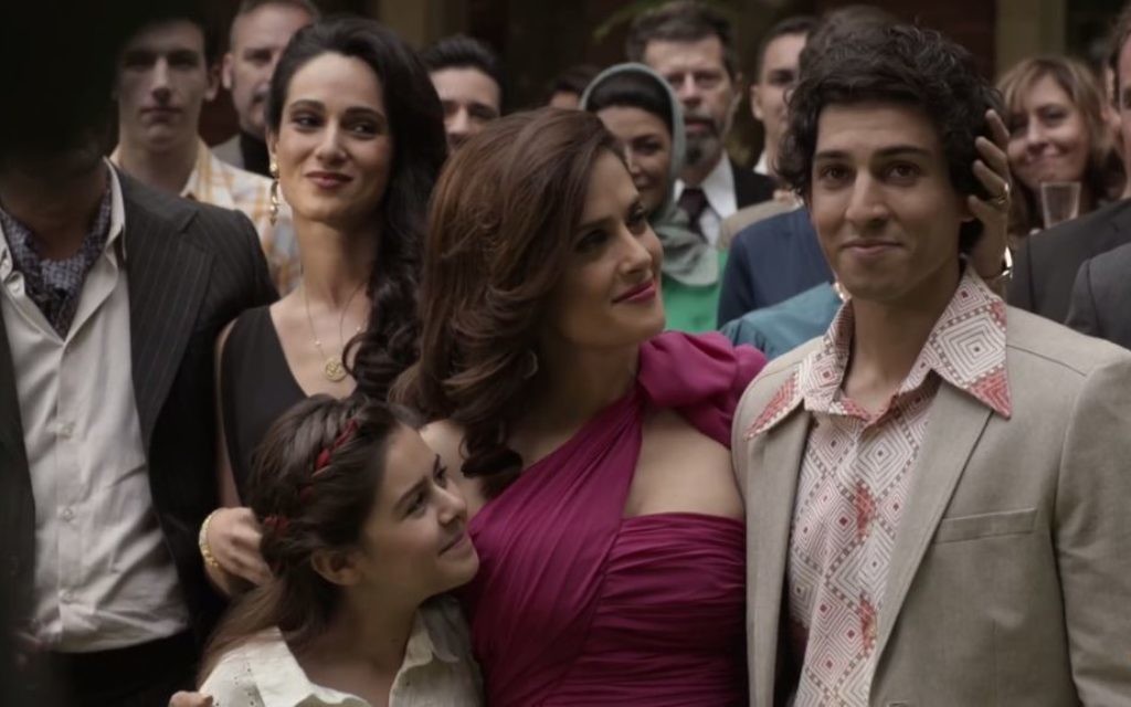 'Septembres à Shiraz' parle de la lutte d'une famille juive  dans l'Iran d'après 1979. Salma Hayek, au centre, joue la mère de Parviz, à droite  (Jamie Ward) et de Shirin (Ariana Molkara). (Capture d'écran: YouTube)