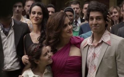 'Septembres à Shiraz' parle de la lutte d'une famille juive dans l'Iran d'après 1979. Salma Hayek, au centre, joue la mère de Parviz, à droite (Jamie Ward) et de Shirin (Ariana Molkara). (Capture d'écran: YouTube) 'Septembres à Shiraz' parle de la lutte d'une famille juive dans l'Iran d'après 1979. Salma Hayek, au centre, joue la mère de Parviz, à droite (Jamie Ward) et de Shirin (Ariana Molkara). (Capture d'écran: YouTube)