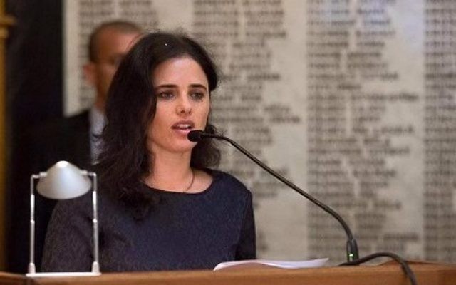 La ministre de la Justice Ayelet Shaked au Barreau de Budapest devant un mur commémoratif portant les noms des avocats juifs de la ville qui ont été assassinés pendant la Shoah. Shaked était en Hongrie pour assister à une conférence visant à éliminer l'incitation et l'antisémitisme sur Internet, le 6 juin 2016 (Crédit : Facebook) La ministre de la Justice Ayelet Shaked au Barreau de Budapest devant un mur commémoratif portant les noms des avocats juifs de la ville qui ont été assassinés pendant la Shoah. Shaked était en Hongrie pour assister à une conférence visant à éliminer l'incitation et l'antisémitisme sur Internet, le 6 juin 2016 (Crédit : Facebook)