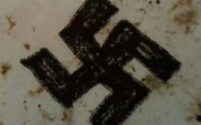 Un graffiti de croix gammée trouvé sur une aire de jeu pour enfants du quartier de Stamford Hill, à Londres. (Crédit : Shomrim)