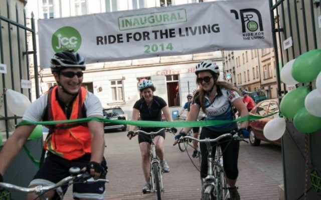 Robert Desmond (à gauche) à la ligne d'arrivée de la «Ride for the Living» en Juin 2014. (Autorisation)
