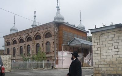 Le rabbin Yona Yaakobi devant la plus grande synagogue en activité de Krasnaya Sloboda, ville juive d’Azerbaïdjan. (Crédit : autorisation)