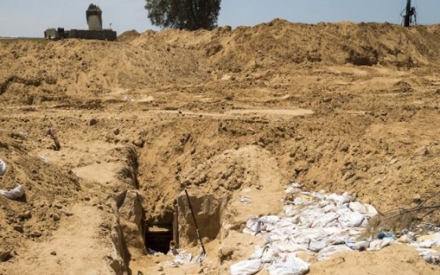La sortie d'un tunnel d'attaque du Hamas du côté israélien de la frontière avec la bande de Gaza, le 6 mai 2016. (Crédit : AFP/Jack Guez) La sortie d'un tunnel d'attaque du Hamas du côté israélien de la frontière avec la bande de Gaza, le 6 mai 2016. (Crédit : AFP/Jack Guez)