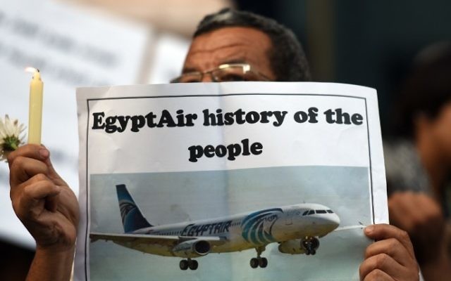 Les journalistes égyptiens allument une bougie à la mémoire des victimes de EgyptAir MS804 devant le Syndicat des journalistes au Caire le 24 mai 2016. (Crédit : Mohamed el-Shahed / AFP) Les journalistes égyptiens allument une bougie à la mémoire des victimes de EgyptAir MS804 devant le Syndicat des journalistes au Caire le 24 mai 2016. (Crédit : Mohamed el-Shahed / AFP)