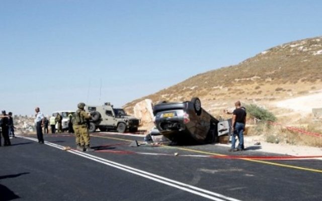 Scène d'une attaque  qui a tué un Israélien, le rabbin Miki Mark,  et blessé trois membres de sa famille, au sud de Hébron, le 1er juillet 2016. (Crédit : Hazem Bader/AFP)