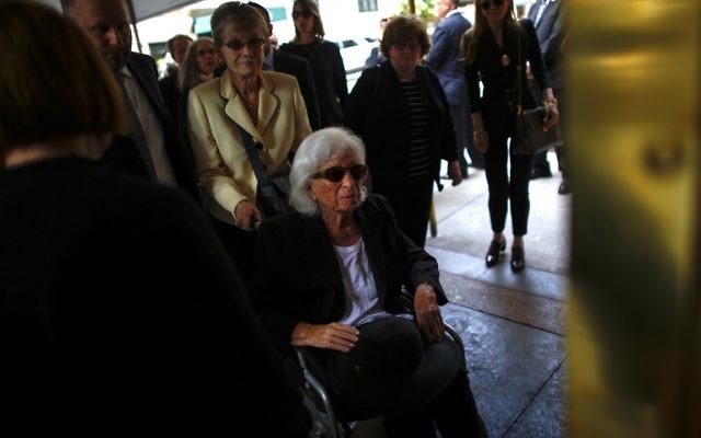 Marion Wiesel, épouse du prix Nobel et survivant de l'Holocauste Elie Wiesel, arrive pour son enterrement à New York le 3 juillet 2016. (Crédit : AFP / KENA BETANCUR) Marion Wiesel, épouse du prix Nobel et survivant de l'Holocauste Elie Wiesel, arrive pour son enterrement à New York le 3 juillet 2016. (Crédit : AFP / KENA BETANCUR)