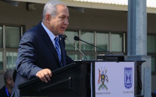 Le Premier ministre Benjamin Netanyahu pendant une cérémonie marquant le 40e anniversaire de l'opération Entebbe, à l'aéroport d'Entebbe en Ouganda, le 4 juillet 1976. (Crédit : AFP/Ronald Kabuubi) Le Premier ministre Benjamin Netanyahu pendant une cérémonie marquant le 40e anniversaire de l'opération Entebbe, à l'aéroport d'Entebbe en Ouganda, le 4 juillet 1976. (Crédit : AFP/Ronald Kabuubi)