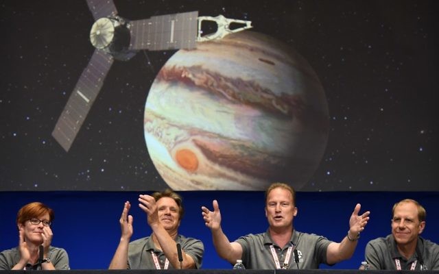 Diane Brown, directrice du programme Juno de la NASA, Scott Bolton, responsable scientifique de Juno, Rick Nybakken et Guy Beutelschies, directeurs du projet Juno, et Lockheed Martin, directeur de l'exploration spatiale, célèbrent la mise en orbite de Jupiter de la sonde Juno, à Pasadena, le 4 juillet 2016. (Crédit : AFP/Robyn Beck) Diane Brown, directrice du programme Juno de la NASA, Scott Bolton, responsable scientifique de Juno, Rick Nybakken et Guy Beutelschies, directeurs du projet Juno, et Lockheed Martin, directeur de l'exploration spatiale, célèbrent la mise en orbite de Jupiter de la sonde Juno, à Pasadena, le 4 juillet 2016. (Crédit : AFP/Robyn Beck)