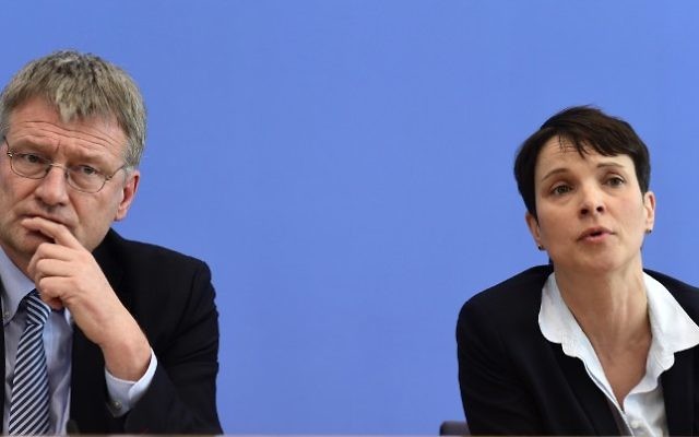 La chef de la droite populiste Alternative pour l'Allemagne (Afd) Frauke Petry (d), et Joerg MEUTHEN lors d'une conférence de presse à Berlin. le 14 mars 2016 (Crédit : AFP / John MacDougall) La chef de la droite populiste Alternative pour l'Allemagne (Afd) Frauke Petry (d), et Joerg MEUTHEN lors d'une conférence de presse à Berlin. le 14 mars 2016 (Crédit : AFP / John MacDougall)