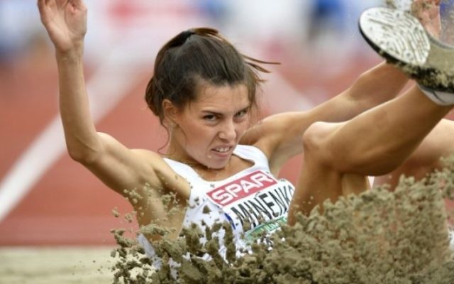 L'athlète israélienne Hanna Knyazyeva-Minenko s'octroie l'argent lors de la finale féminine de triple saut, aux Championnats d'Europe d'athlétisme, à Amsterdam, le 10 juillet 2016. (Crédit AFP/Fabrice Coffrini) L'athlète israélienne Hanna Knyazyeva-Minenko s'octroie l'argent lors de la finale féminine de triple saut, aux Championnats d'Europe d'athlétisme, à Amsterdam, le 10 juillet 2016. (Crédit AFP/Fabrice Coffrini)