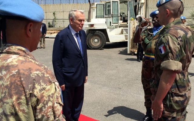 Le ministre français des Affaires étrangères, Jean-Marc Ayrault (au centre) au centre de commandement de la FINUL (Force intérimaire des Nations Unis au Liban) à Naqura, au sud de Beyrouth, le 11 juillet 2016. (Crédit : AFP/Mohammad al-Ghandour) Le ministre français des Affaires étrangères, Jean-Marc Ayrault (au centre) au centre de commandement de la FINUL (Force intérimaire des Nations Unis au Liban) à Naqura, au sud de Beyrouth, le 11 juillet 2016. (Crédit : AFP/Mohammad al-Ghandour)