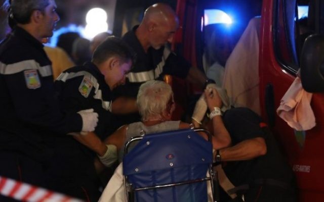 Des camions d'ambulance à Nice après l'attaque au 'camion-bélier' le 14 juillet 2016 (Crédit : Valery Hache/AFP) Des camions d'ambulance à Nice après l'attaque au 'camion-bélier' le 14 juillet 2016 (Crédit : Valery Hache/AFP)