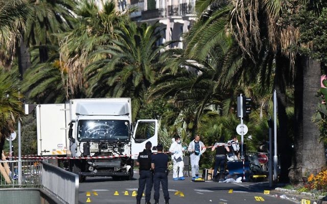 Des officiers et des policiers cherchent des preuves à proximité du camion utilisé sur la promenade des Anglais dans la ville Côte d'Azur de Nice le 15 juillet 2016, pour tuer une foule d'individus venue admirer le feu d'artifices (Crédit : AFP/ANNE-CHRISTINE POUJOULAT) Des officiers et des policiers cherchent des preuves à proximité du camion utilisé sur la promenade des Anglais dans la ville Côte d'Azur de Nice le 15 juillet 2016, pour tuer une foule d'individus venue admirer le feu d'artifices (Crédit : AFP/ANNE-CHRISTINE POUJOULAT)