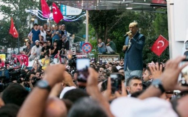 Le président turc Recep Tayyip Erdodan prononce un discours pendant un rassemblement près de son domicile d'Istanbul, le 16 juillet 2016. (Crédit : AFP/Gurcan Ozturk) Le président turc Recep Tayyip Erdodan prononce un discours pendant un rassemblement près de son domicile d'Istanbul, le 16 juillet 2016. (Crédit : AFP/Gurcan Ozturk)