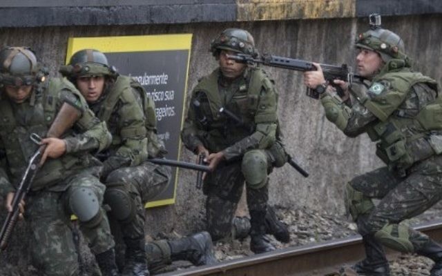 Les forces spéciales de l'armée brésilienne chargée de la sécurité des Jeux Olympiques de Rio s'entraînent le long de la plateformes de la gare de Deodoro, à Rio de Janeiro, au Brésil, le 16 juillet 2016. (Crédit : AFP/Christophe Simon) Les forces spéciales de l'armée brésilienne chargée de la sécurité des Jeux Olympiques de Rio s'entraînent le long de la plateformes de la gare de Deodoro, à Rio de Janeiro, au Brésil, le 16 juillet 2016. (Crédit : AFP/Christophe Simon)