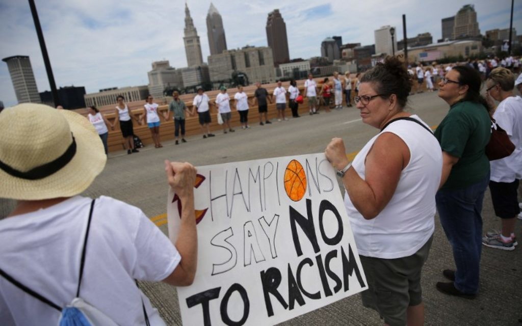 Des gens se donnent la main à un rassemblement de paix au milieu des préparations pour l'arrivée des visiteurs et des délégués pour la Convention nationale républicaine le 17 Juillet 2016, à Cleveland, Ohio. (AFP / DOMINICK REUTER) Des gens se donnent la main à un rassemblement de paix au milieu des préparations pour l'arrivée des visiteurs et des délégués pour la Convention nationale républicaine le 17 Juillet 2016, à Cleveland, Ohio. (AFP / DOMINICK REUTER)