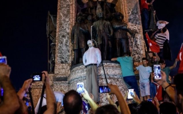 Des partisans d'Erdogan pendent une effigie du dignitaire musulman vivant aux Etats-Unis Fethullah Gülen lors d'un rassemblement sur la place Taksim à Istanbul, le 18 juillet 2016, suite à la tentative de coup d'Etat manqué du 15 juillet (Crédit photo: OZAN KOSE / AFP) Des partisans d'Erdogan pendent une effigie du dignitaire musulman vivant aux Etats-Unis Fethullah Gülen lors d'un rassemblement sur la place Taksim à Istanbul, le 18 juillet 2016, suite à la tentative de coup d'Etat manqué du 15 juillet (Crédit photo: OZAN KOSE / AFP)