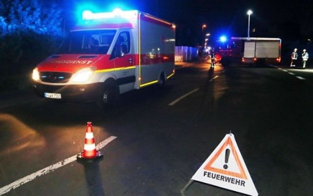 Les secours se rassemblent près de la voie ferrée à Wuerzburg, en Bavière, où un homme a attaqué un train de passagers avec une hache, le 18 juillet 2016. (Crédit : AFP/DPA/Karl-Josef Hildenbrand)