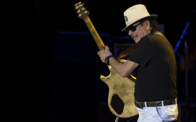 Carlos Santana, guitariste américain né au Mexique, sur scène pendant un concert au festival de musique Starlite à Marbella, le 24 juillet 2016. (Crédit : AFP/Jorge Guerrero)
