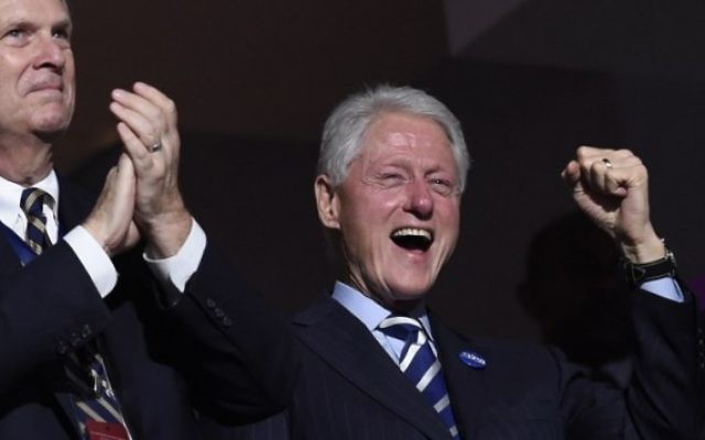 L'ancien président des Etats-Unis Bill Clinton, à droite, applaudit alors que l'ancien maire de New York Michael Bloomberg s'exprime lors de la troisième soirée de la Convention nationale des démocrates au Wells Fargo Center à Philadelphie, en Pennsylvanie, le 27 juillet 2016 (Crédit : AFP/SAUL LOEB) L'ancien président des Etats-Unis Bill Clinton, à droite, applaudit alors que l'ancien maire de New York Michael Bloomberg s'exprime lors de la troisième soirée de la Convention nationale des démocrates au Wells Fargo Center à Philadelphie, en Pennsylvanie, le 27 juillet 2016 (Crédit : AFP/SAUL LOEB)